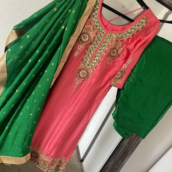 Beautiful brand new silk Indian suit Salwaar peach and green color combination - Picture 8 of 9